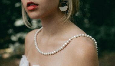 how to wear pearl necklace without looking old