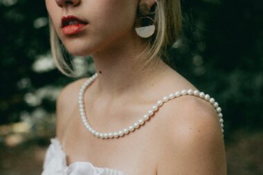 how to wear pearl necklace without looking old